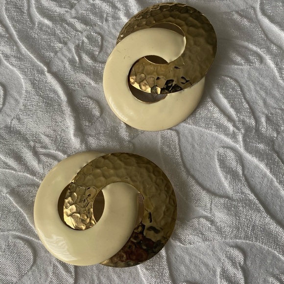 Jewelry - Vintage Looped circle earrings